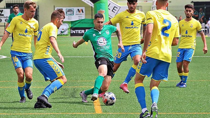 Armiche, del Atl. Paso, rodeado de jugadores del filial amarillo. | | ÓSCAR SIMÓN