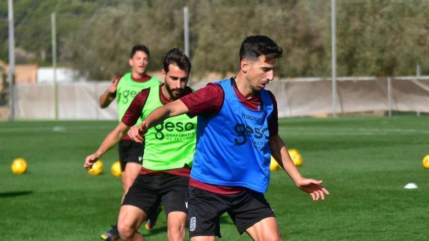 Juan Carlos Real, defendido por Luis Muñoz en un entrenamiento. | FC CARTAGENA