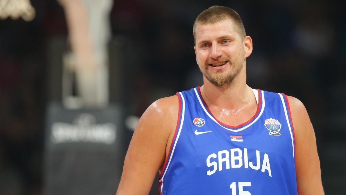 Nikola Jokic, con la selección de Serbia en verano