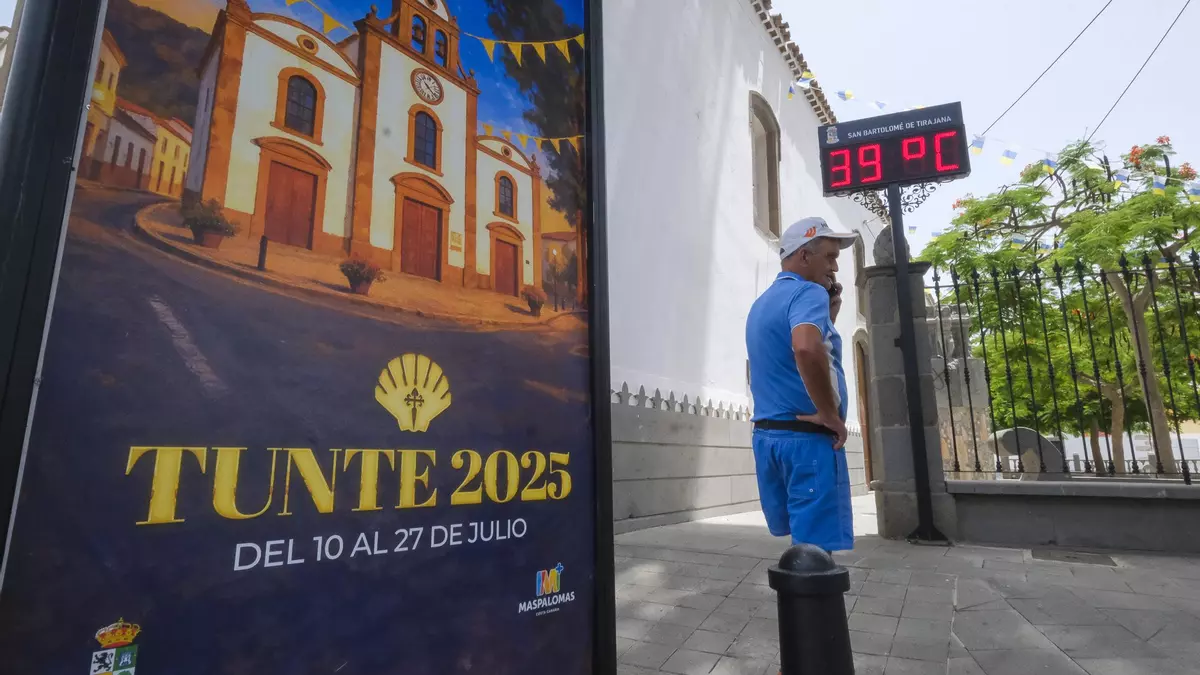 Lluvia de aspersores y el aire al máximo para soportar el calor en Tunte y Fataga