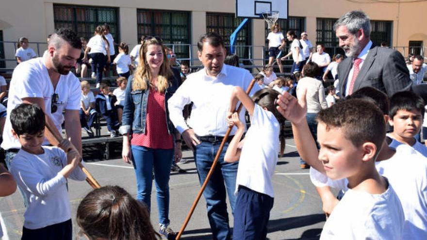 Meseguer y Bermúdez comprueban las evoluciones de los deportes autóctonos.