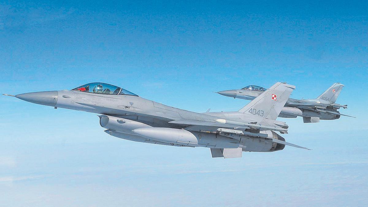 Aviones F16, durante un vuelo de entrenamiento de la OTAN en la base de Malbork, en Polonia.