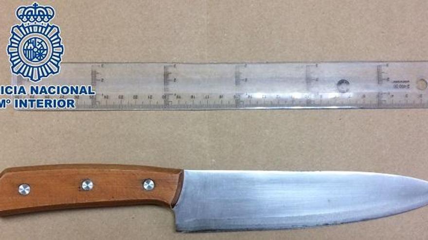 Amenaza con un cuchillo a varias personas en El Hoyo