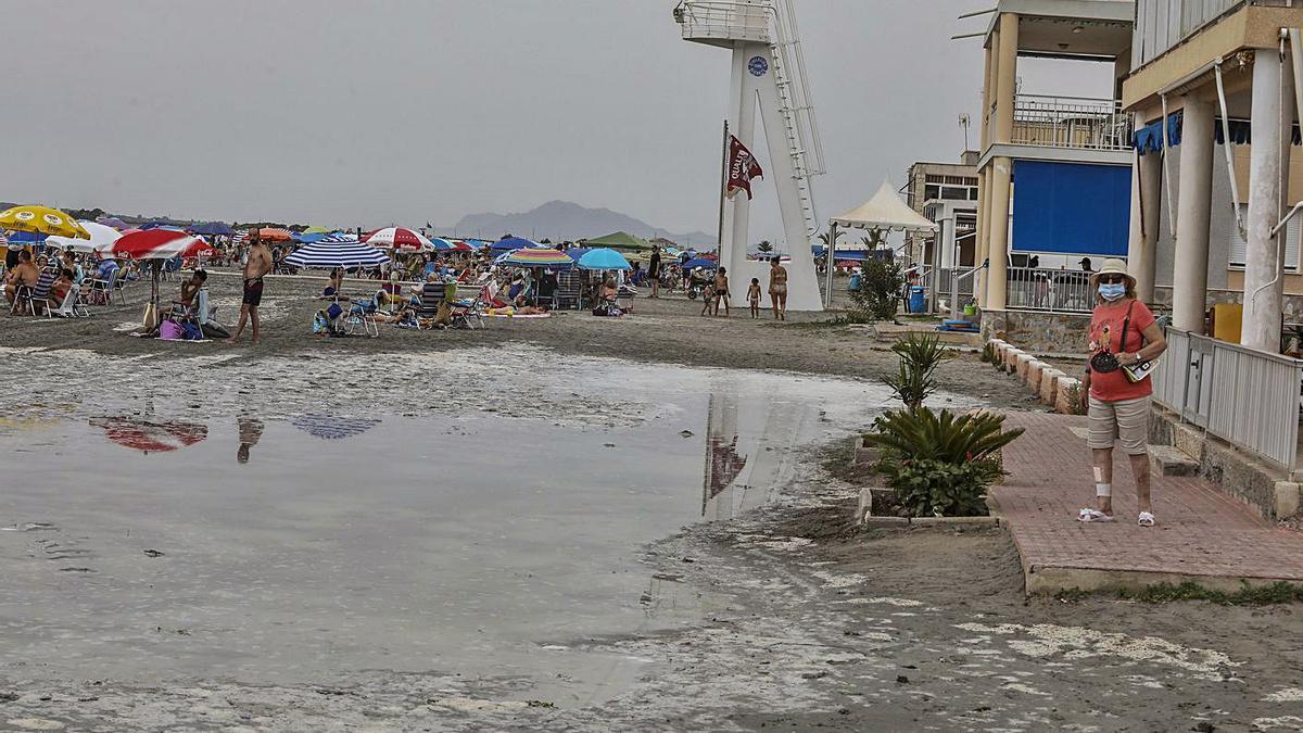 Agua estancada en Playa Lisa.