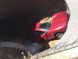 Engullido un coche por un socavón en una carretera de Viladecavalls