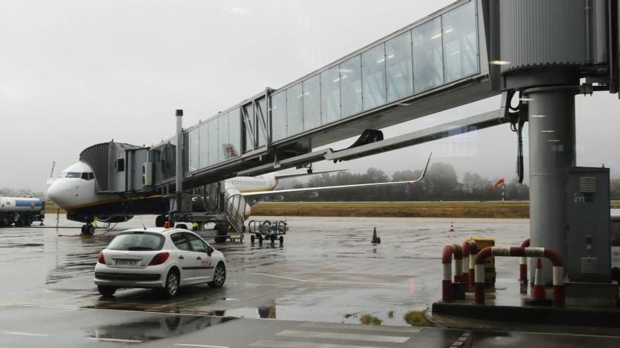 Un avión de la compañía Ryanair, estacionado en el aeropuerto de Vigo. // Alba Villar