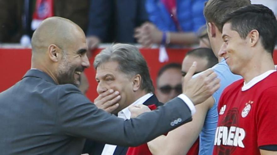 Guardiola celebra el título con Lewandowski.