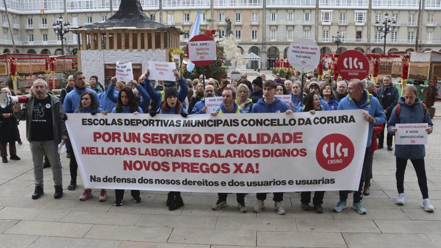 Última protesta de los trabajadores de las escuelas deportivas en María Pita. |  LOC