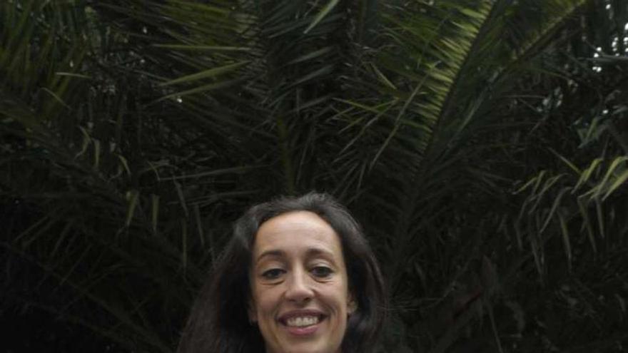 Marta Lado Castro-Rial, ayer, en el jardín de su casa en A Coruña. v. echave
