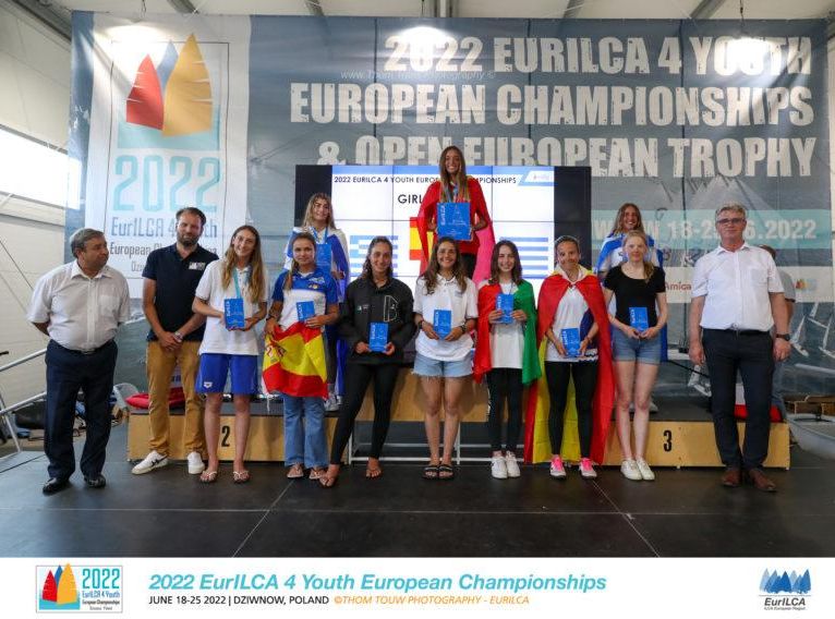 La viguesa Ana Rodríguez Tábara (abajo, segunda por la derecha) logró la quinta posición en el Campeonato Europeo de ILCA 4 celebrado en Polonia.