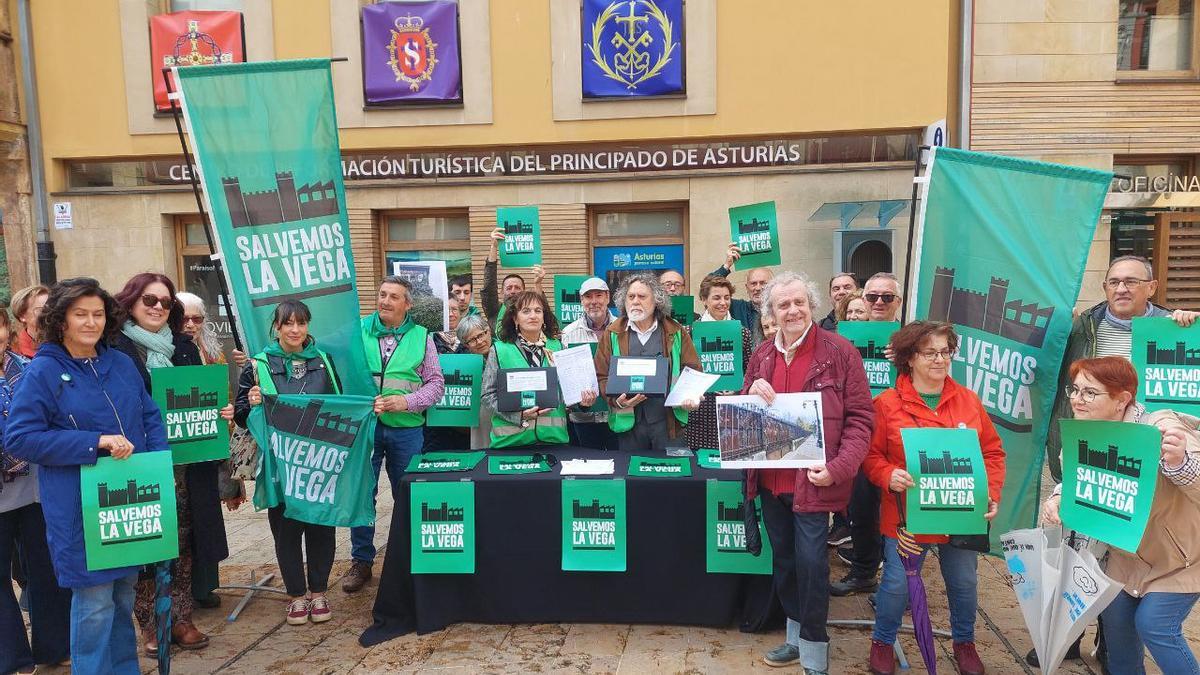 Miembros de Salvemos La Vega, este sábado en la plaza del Ayuntamiento.