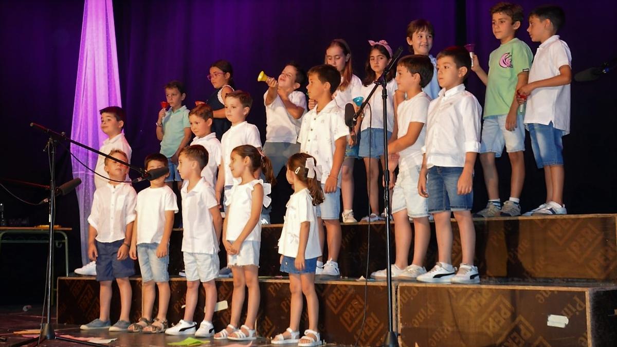 Los más pequeños de la escuela de música en el escenario del auditorio municipal