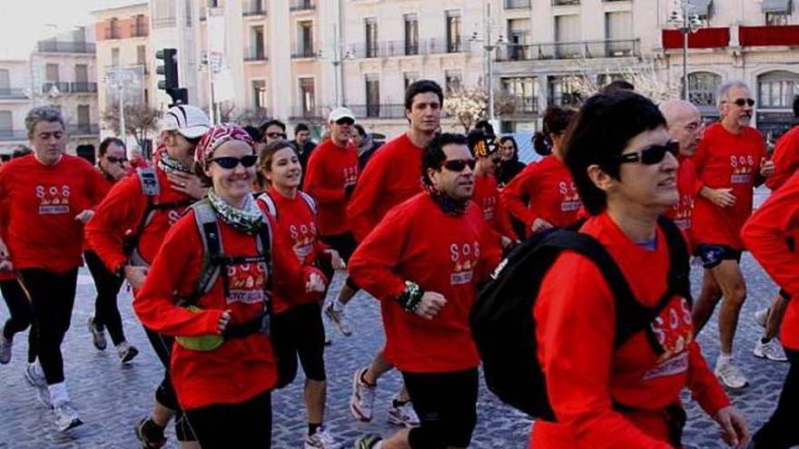 Momento de la salida de los corredores en la plaza de España de Alcoy