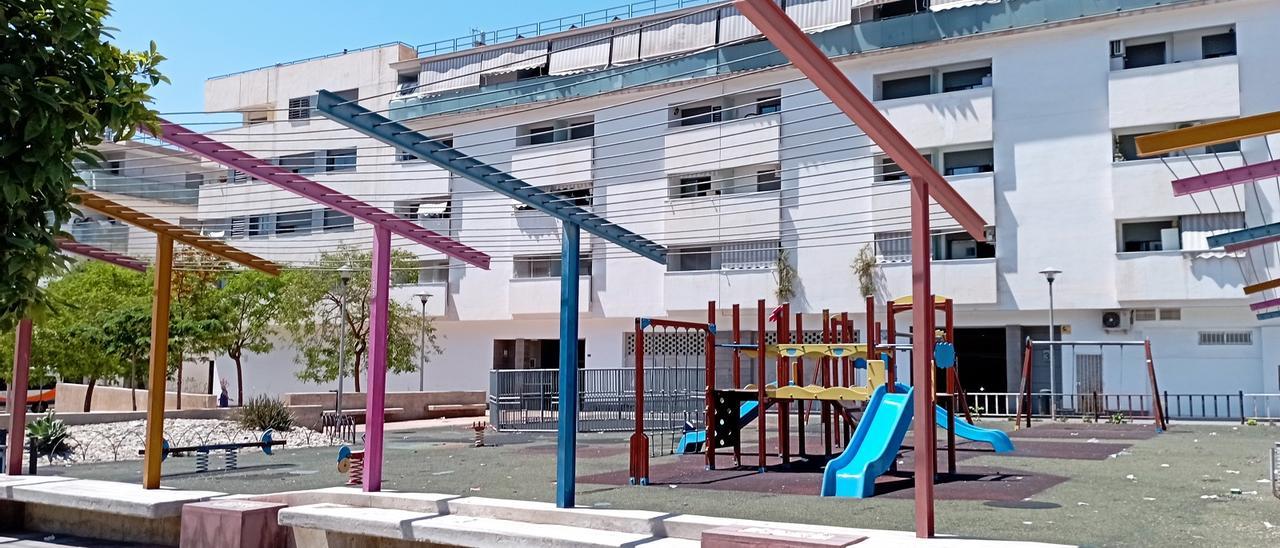 Una de las estructuras soleadas y desprovistas de plantas, junto al parque infantil de la plaza.