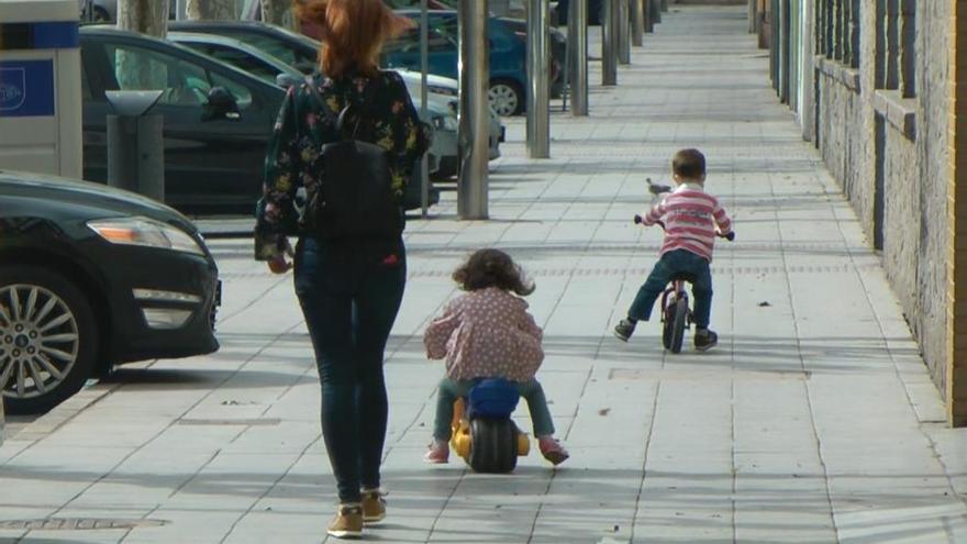 Lucía y las amapolas, y otros niños... y también ríos, templos y plazas