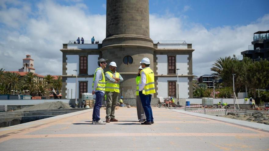El espigón del Faro de Maspalomas estrena nuevo pavimento, alumbrado y accesibilidad