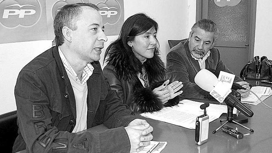 Juan Constenla, Beatriz Mato y Jesús Palmou, ayer, en la sede del PP en A Estrada