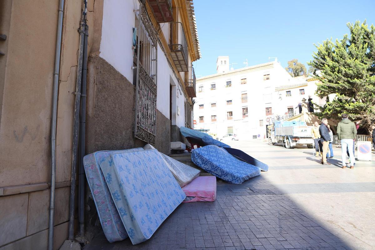 Algunos de los enseres extraídos de una de las casas.