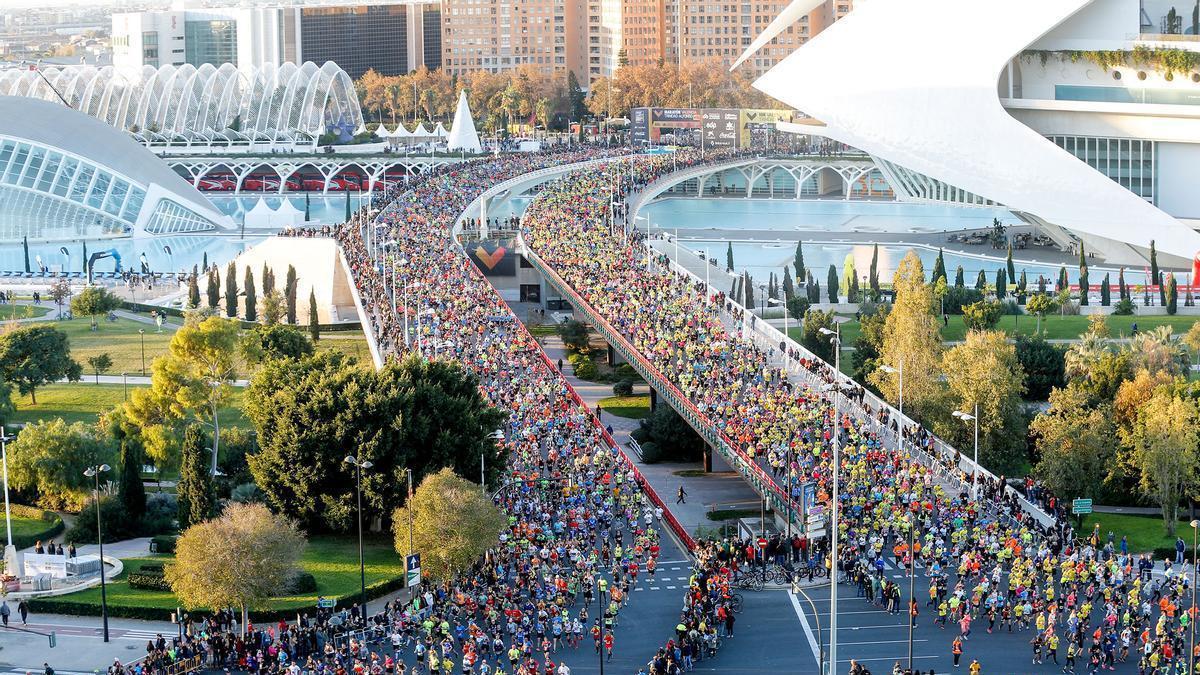 El Maratón Valencia volverá a presentar esta imagen de la salida por los dos puentes  este domingo
