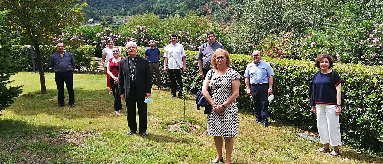 El obispo, Leonardo Lemos, con curas y seglares de la diócesis de Ourense. |   // FDV