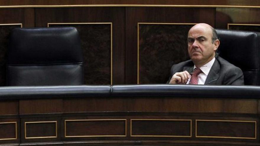El ministro de Economía, Luis de Guindos, en solitario, en los bancos del Gobierno.
