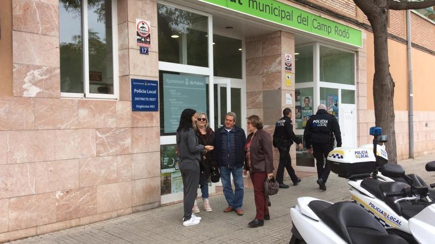 Mercedes Celeste con vecinas de la barriada en la puerta principal del mercado del Camp RedÃ³.