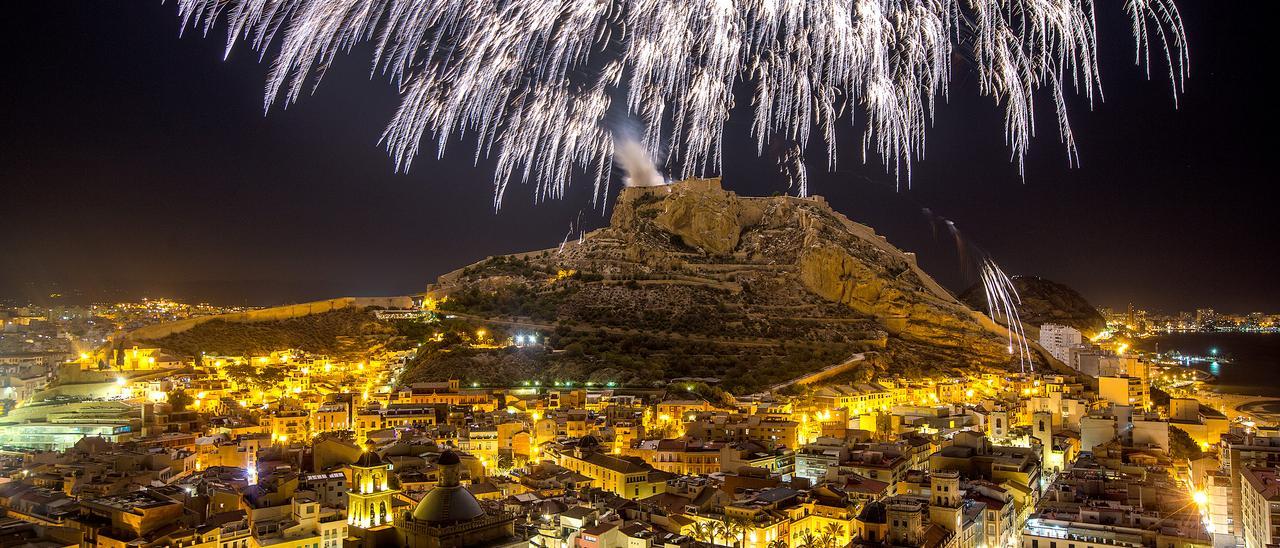 Imagen de la tradicional palmera de la noche de la Cremà.