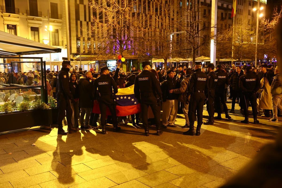 Defensores y detractores de la captura de Nicolás Maduro se enfrentan en la plaza España de Zaragoza. Defensores y detractores de la captura de Nicolás Maduro se enfrentan en la plaza España de Zaragoza.