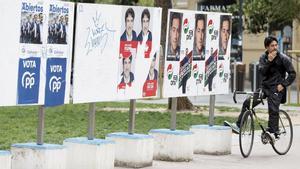 Vista de diferentes carteles electorales para las elecciones vascas en San Sebastián.