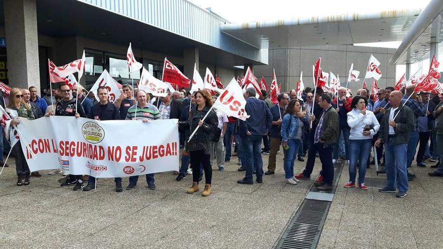 Los vigilantes protestan en el aeropuerto contra la precariedad