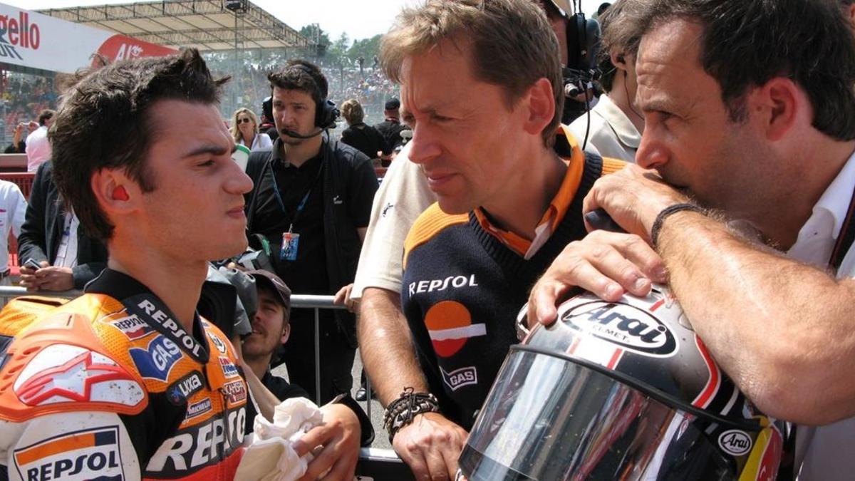 Foto histórica (2007): Dani Pedrosa, junto al técnico Mike Leitner, con quien se reencontrará ahora en KLM, y su descubridor Alberto Puig.