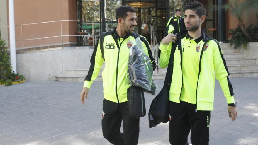 Tekio y Manu, antes de subir al autobús esta mañana con dirección a Cádiz