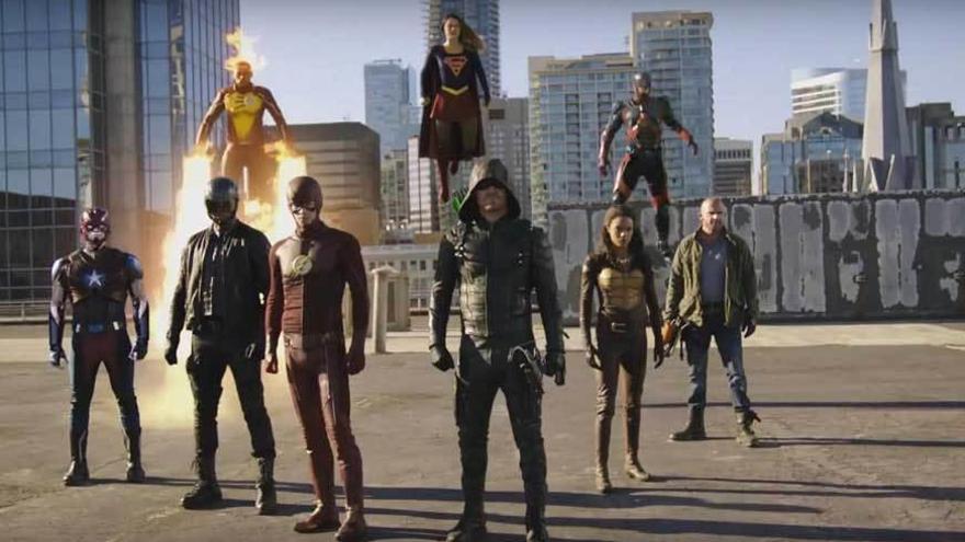 Arrow, Flash y Supergirl, en una escena del capítulo &quot;Invasión&quot;.