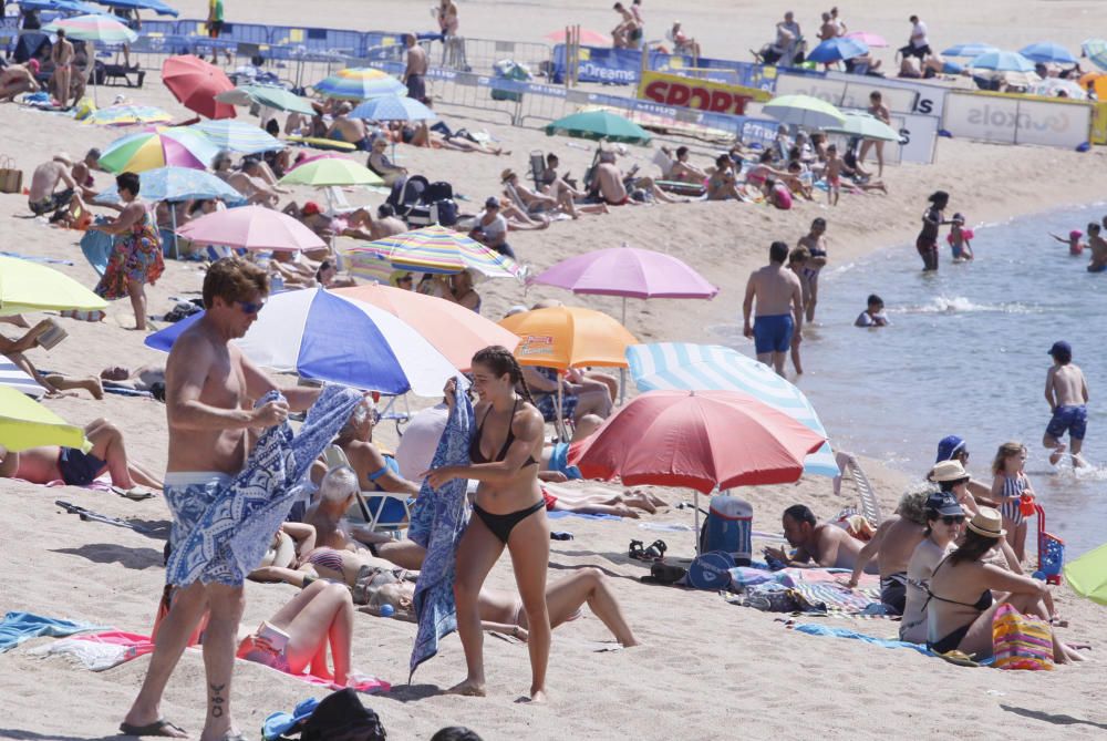 L'onada de calor omple les platges gironines