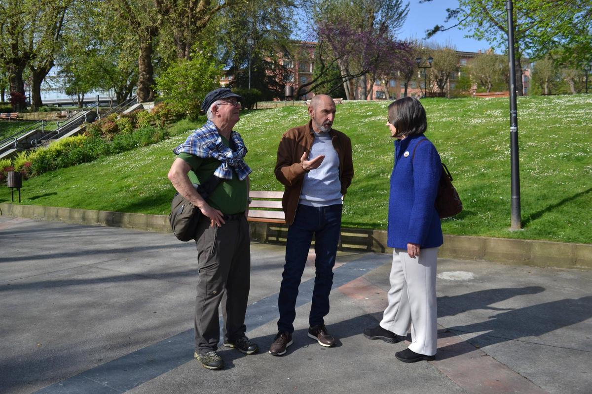 Ezequiel Echaniz, José Manuel Díez y Beatriz Giudici en el parque del Campillín.