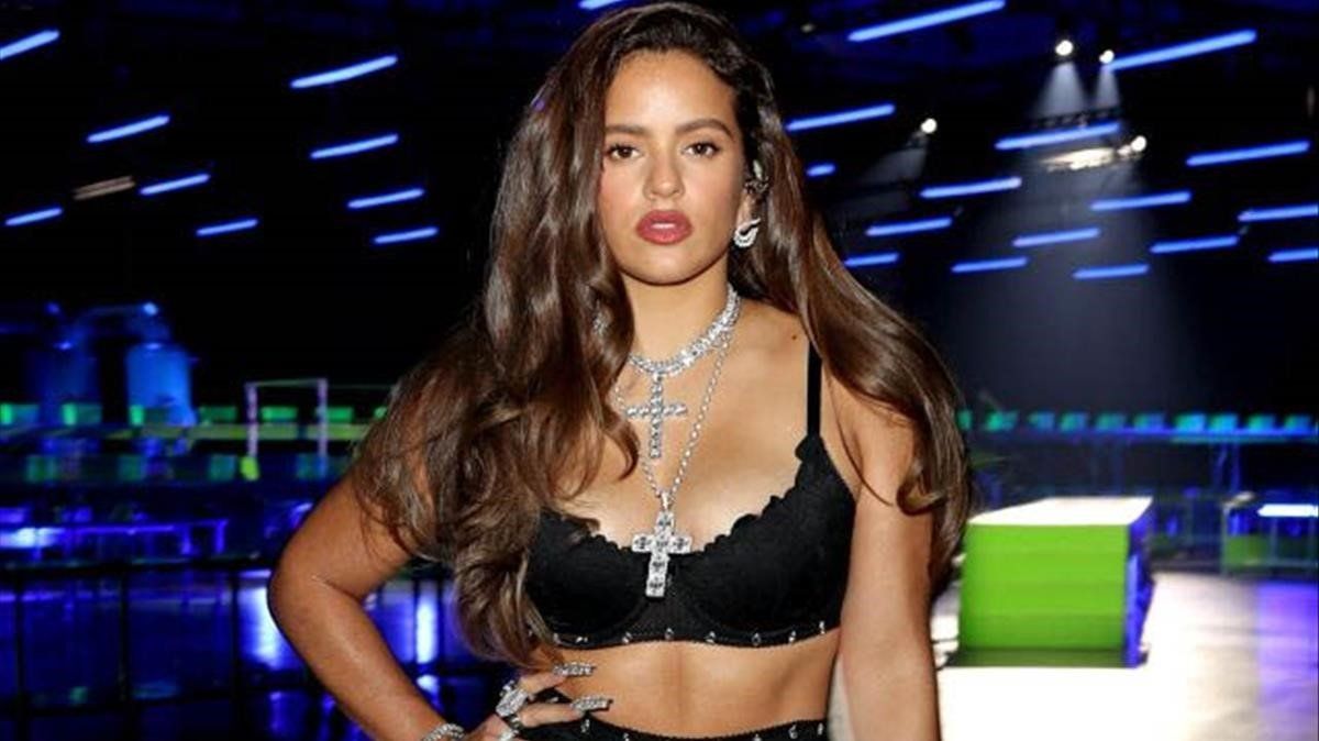 Rosalia deslumbra en el desfile de lenceria de Rihanna