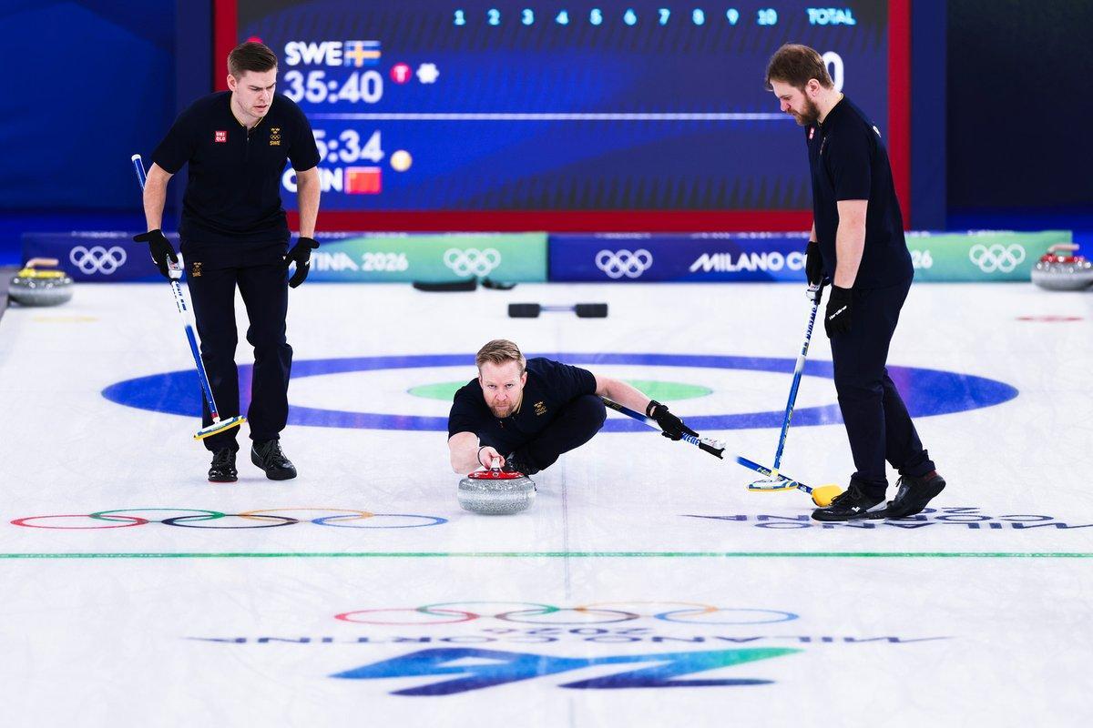 Niklas Edin se dispone a efectuar un lanzamiento en Cortina.