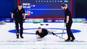 Niklas Edin se dispone a efectuar un lanzamiento en Cortina.