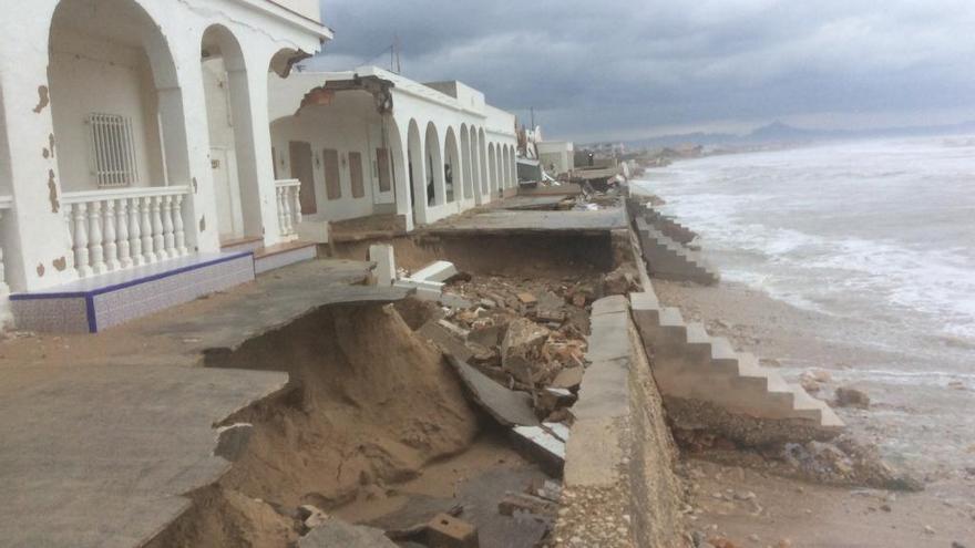 Viviendas afectadas por el temporal en la playa de Les Deveses, en Dénia.