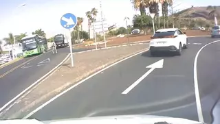 La última imprudencia en patineta: Circula por la carretera y se estrella contra una guagua