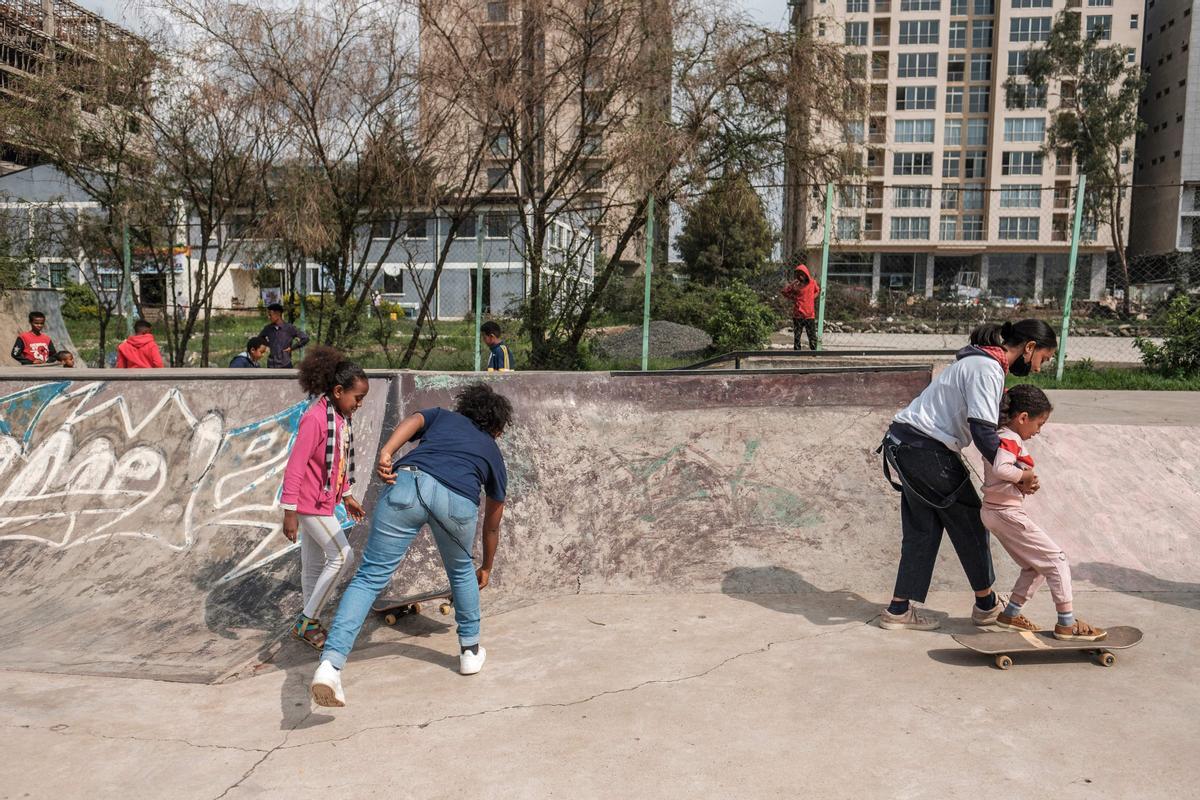 El skate entre niñas etíopes, mejora su salud mental y las empodera