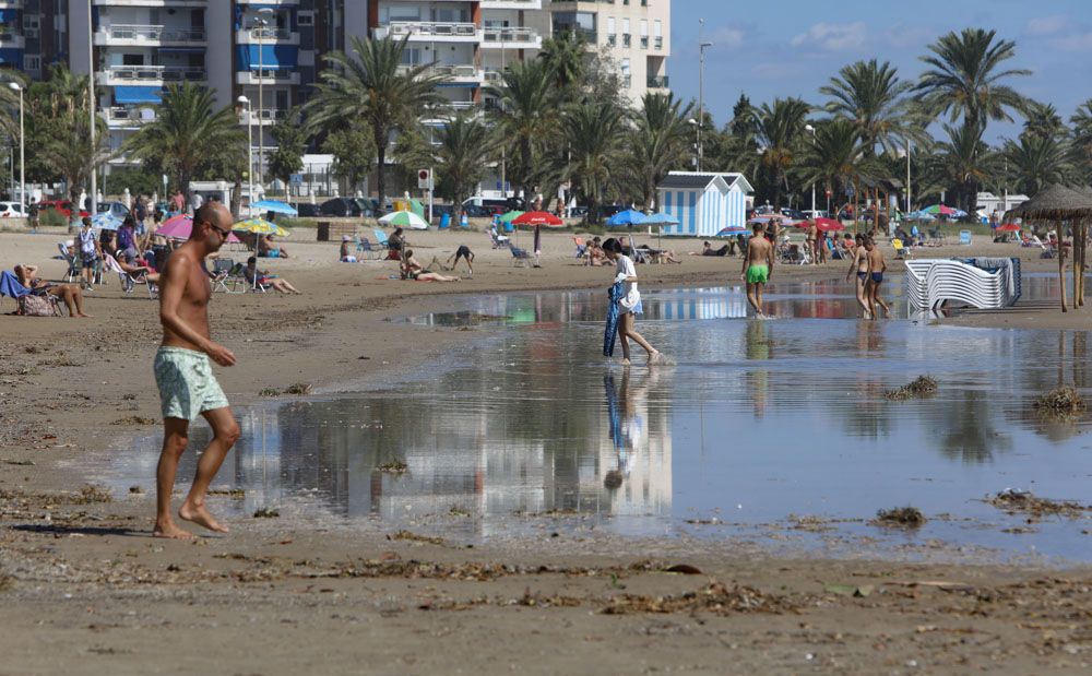 Contraste en la playa del Puerto de Sagunto, con una zona cerrada por los daños de las lluvias.