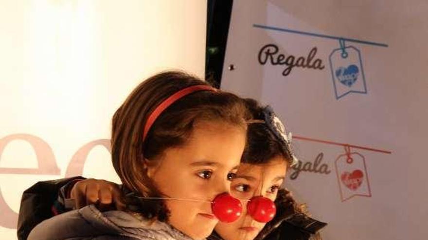 Photocall benéfico de los niños y las familias zamoranas con narices de payasos.