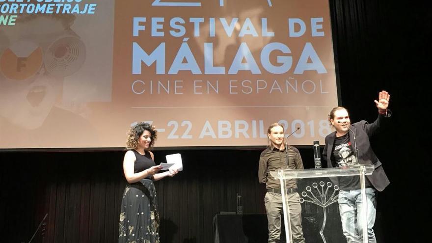 Los directores Iván Molina y Jesús Martínez recibiendo el galardón