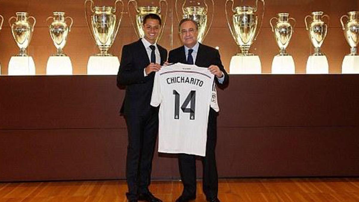 Chicharito posa junto a Florentino Pérez con su nueva camiseta