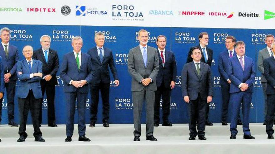 De izquierda de derecha, Jospe Borrel, José Cacabelos, Josep Piqué, Miguel Santalices, Alfonso Rueda, Mauricio Macri, Felipe VI, Andrés Allamand, José Manuel Albares, Mariano Rajoy, Alberto Núñez Feijóo, Amancio López Seijas, José Miñones y Serhii Pohoreltsev, ayer, en la foto de familia del Foro La Toja. |   // IÑAKI ABELLA