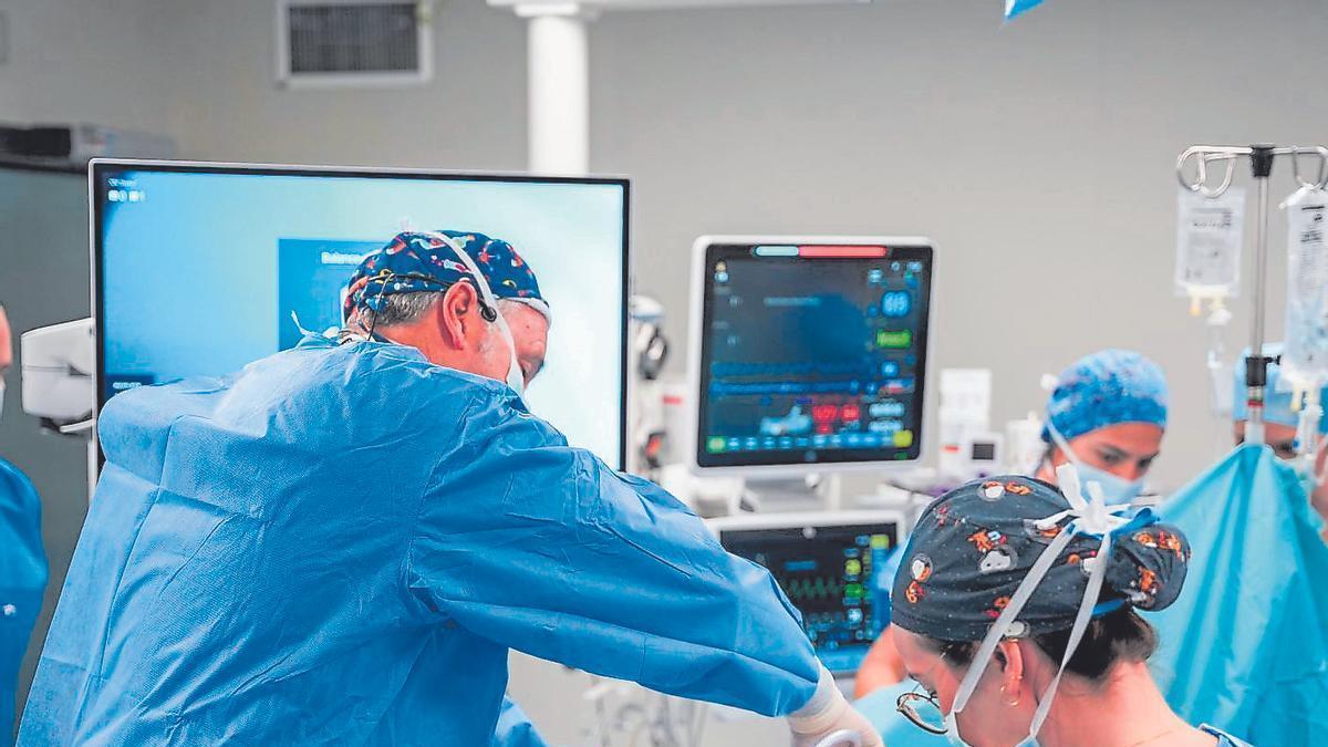Profesionales sanitarios durante una intervención quirúrgica en una imagen de archivo.