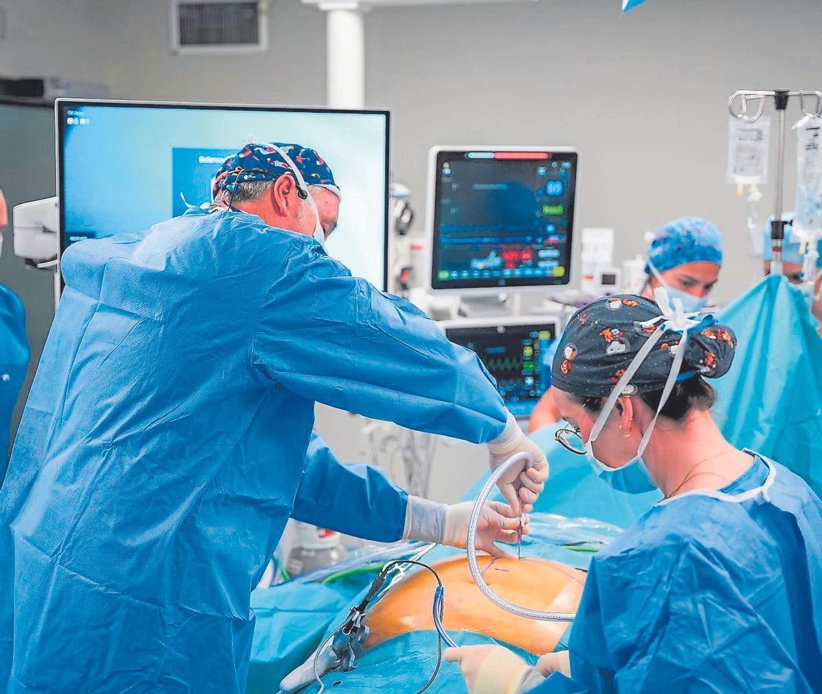 Profesionales sanitarios durante una intervención quirúrgica en una imagen de archivo.