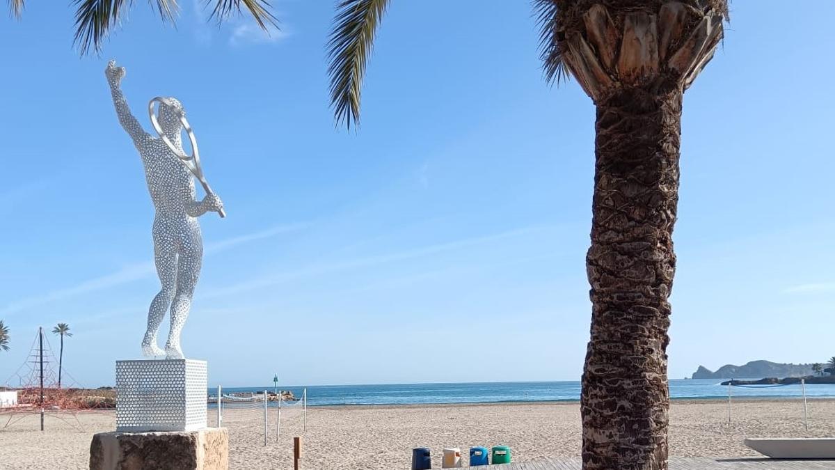 La escultura ha vuelto al paseo de la playa del Arenal de Xàbia que lleva el nombre del tenista