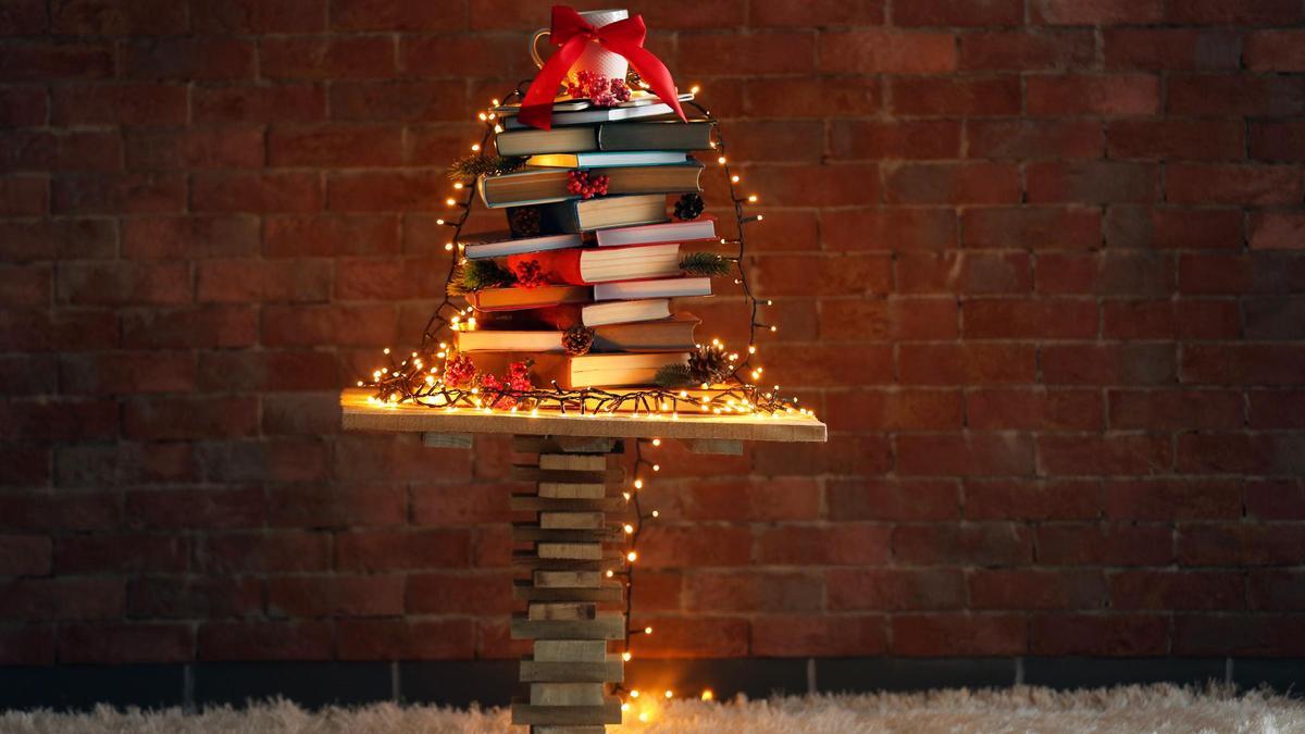 Árbol de Navidad realizado con libros.